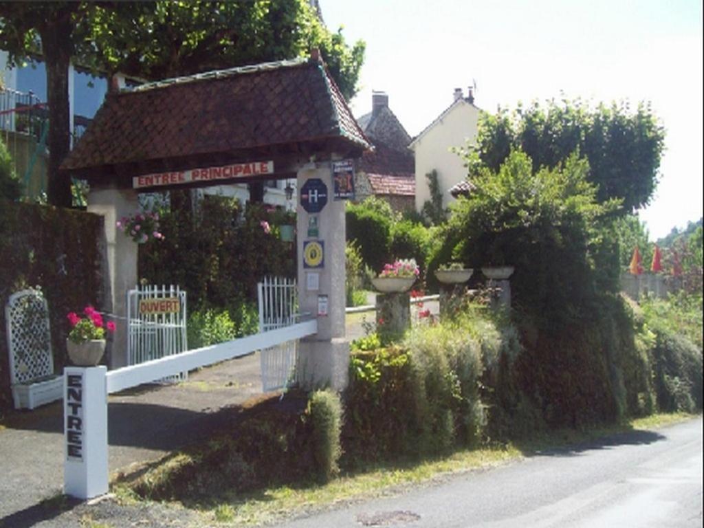 Logis Hotel Les Tilleuls Saint-Cirgues-de-Jordanne Kültér fotó