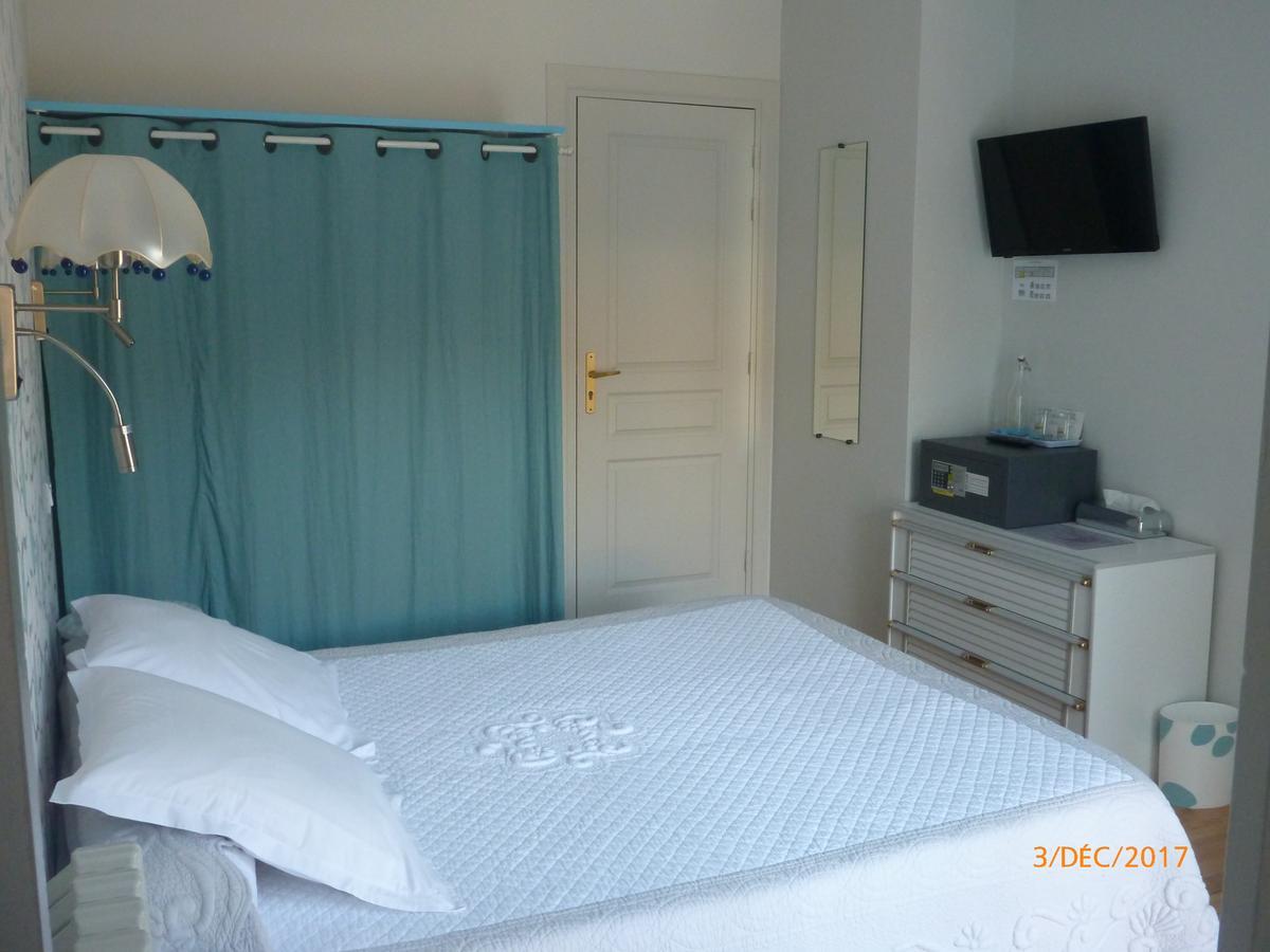 Logis Hotel Les Tilleuls Saint-Cirgues-de-Jordanne Szoba fotó
