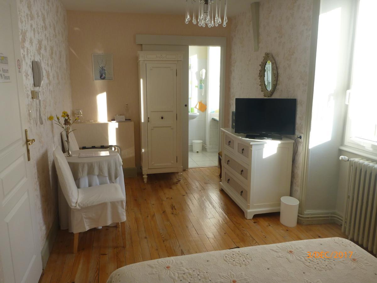 Logis Hotel Les Tilleuls Saint-Cirgues-de-Jordanne Kültér fotó